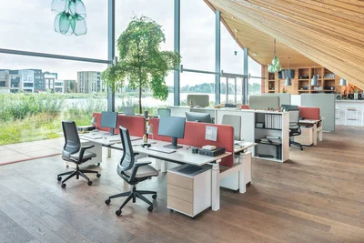 Büro mit Schreibtischen und Stühlen